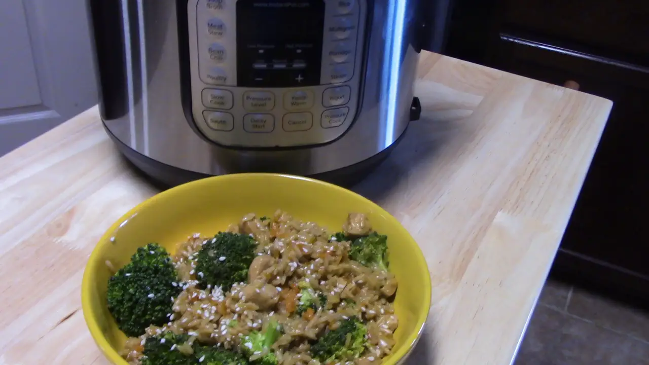 Instant Pot Chicken & Broccoli Rice Bowls