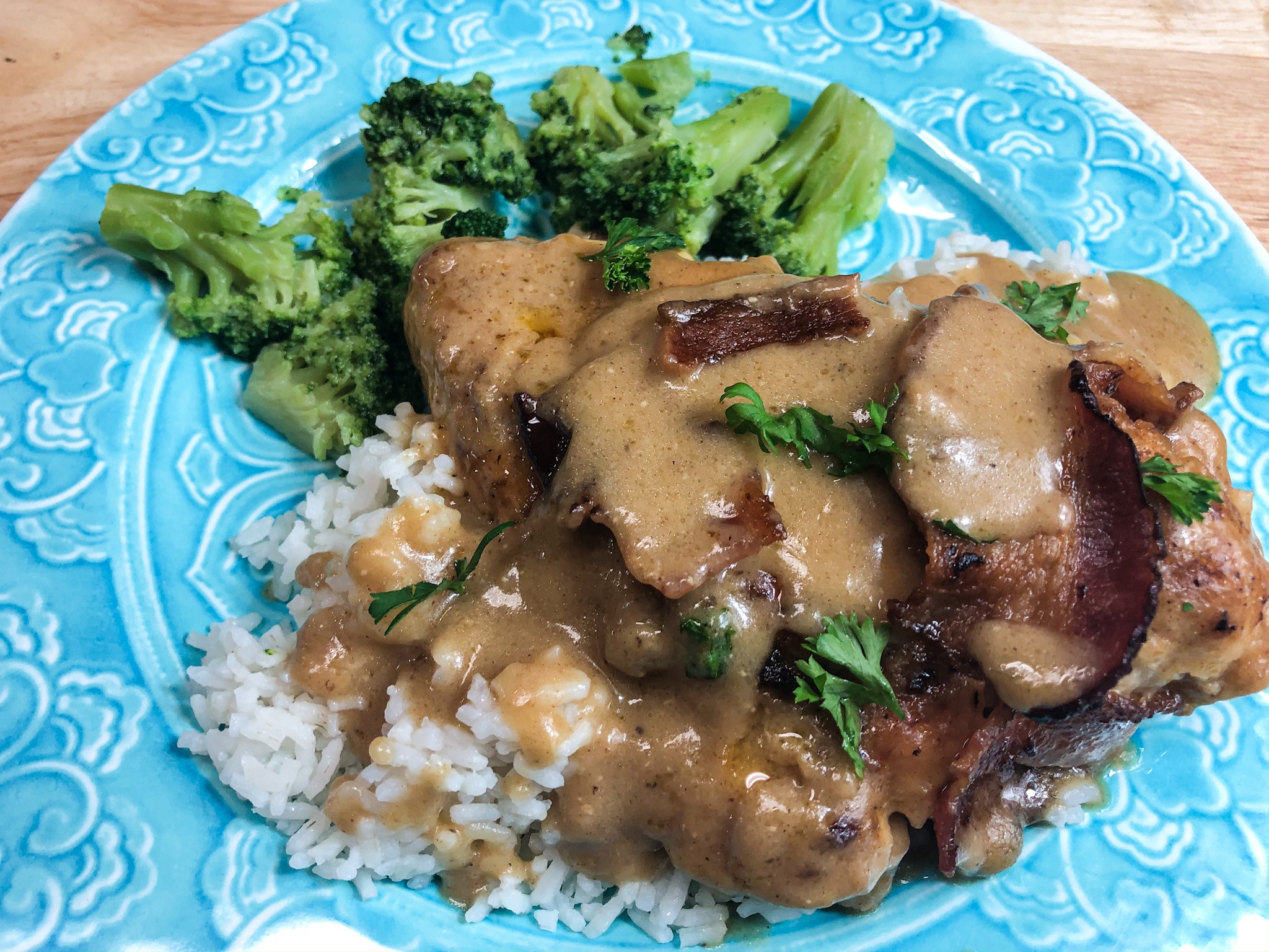 Easy Creamy Smothered Chicken and Gravy Recipe - Chef Lola's Kitchen