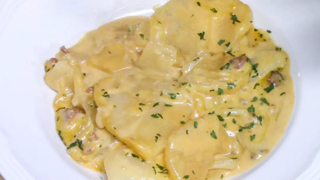 Crockpot Bacon Cheesy Scalloped Potatoes – Catherine's Plates